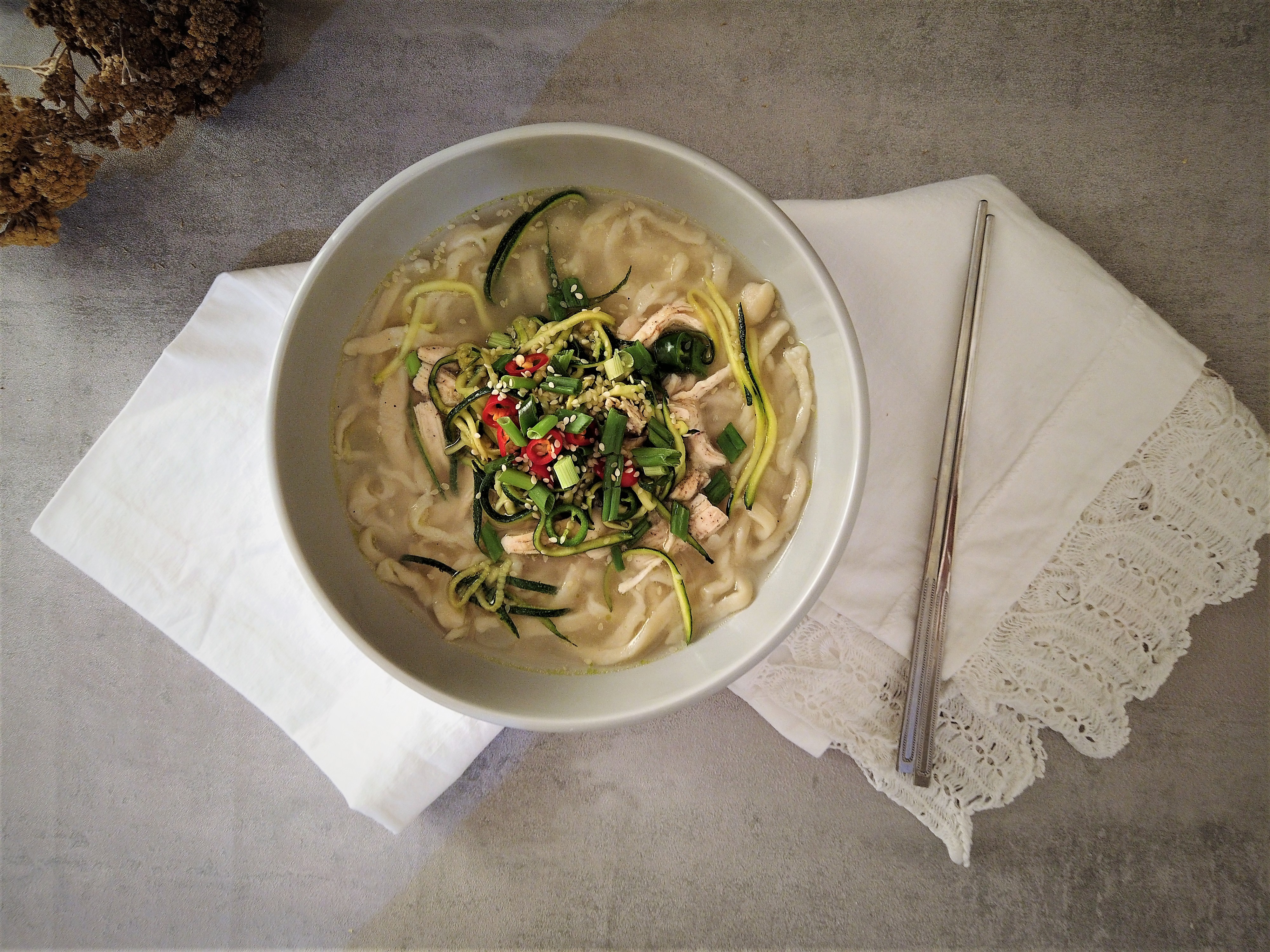 Dak Kalguksu Tarifi – Kore Tavuklu Erişte Nasıl Yapılır?